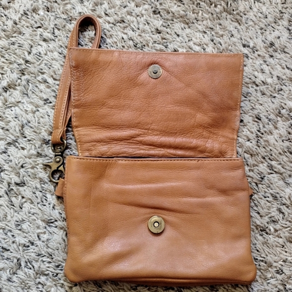 Wanderers Travel Co. The Siena clutch In Tan - Picture 3 of 6